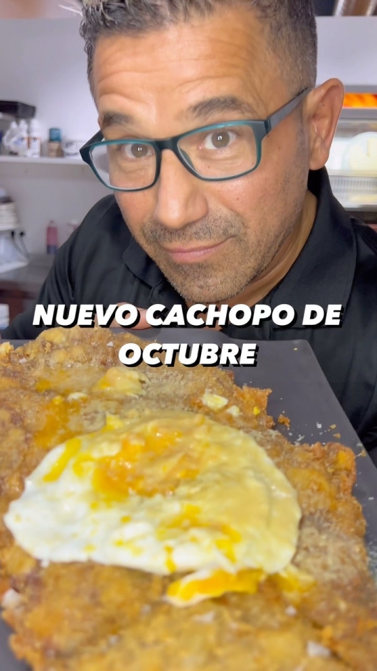 ¡ ! Este mes de octubre volvemos a los sabores intensos y os traemos un cachopo con el que vais a alucinar Queso gouda Chistorra Huevo frito Foie rallado ¡Vais a flipar! #kchopoelprat #cachopo #cachopoasturiano #comidasturiana #restauranteasturiano #picadillodechorizo #chorizo #chorizoespañol #chorizoasturiano #restaurantebarcelona #restaurantebcn #comidatradicional #comidatipica #elpratdellobregat #panko #foodporn #foodies #foodlovers #cheeselover #cheesyfood #foodblogger