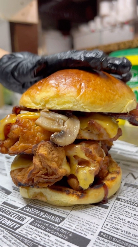¡ ! Nuestra burger del mes de octubre lleva el mejor pollo frito como muchos nos estabais pidiendo y esta de locos Pollo frito de @alkarbonurbangrill Cheddar Champiñones salteados Bacon caramelizado Salsa bbq Jack Daniels ¿Quién más es fan de las burgers de ? #Kchopo #kchopoelprat #alkarbonurbangrill #pollofrito #friedchickensandwich #burgerdelmes